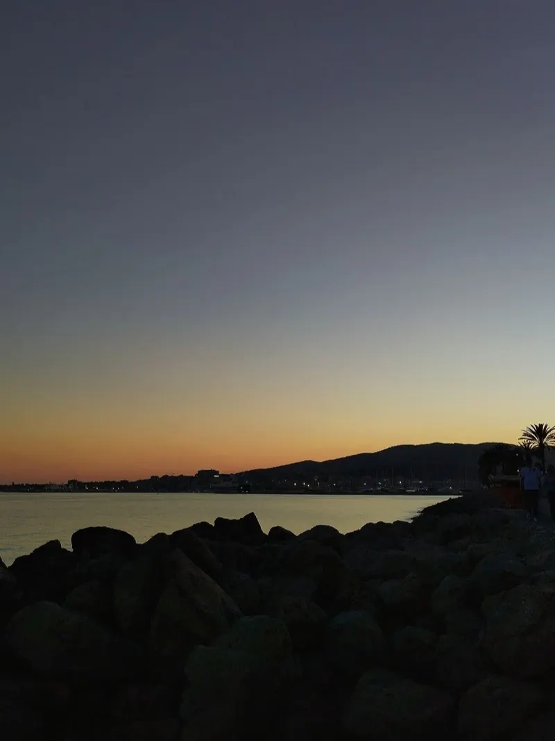 Atardecer naranja sobre el mar