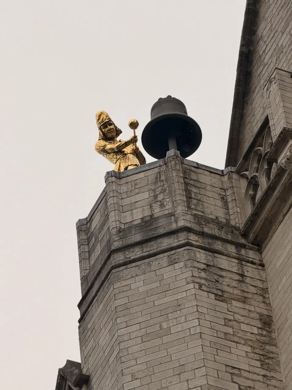 Campanario con una figura dorada