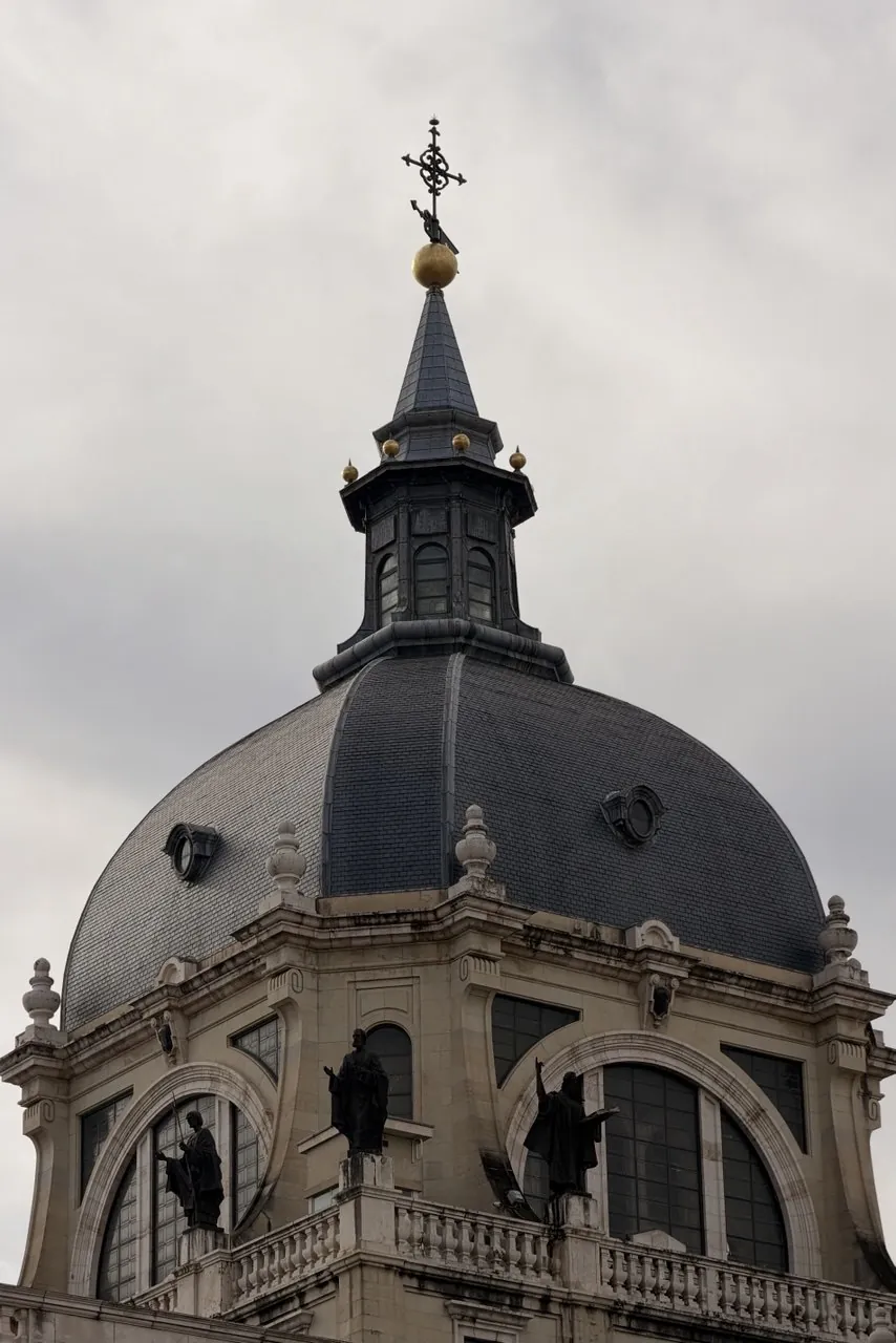 Cúpula de una iglesia contra un cielo nublado