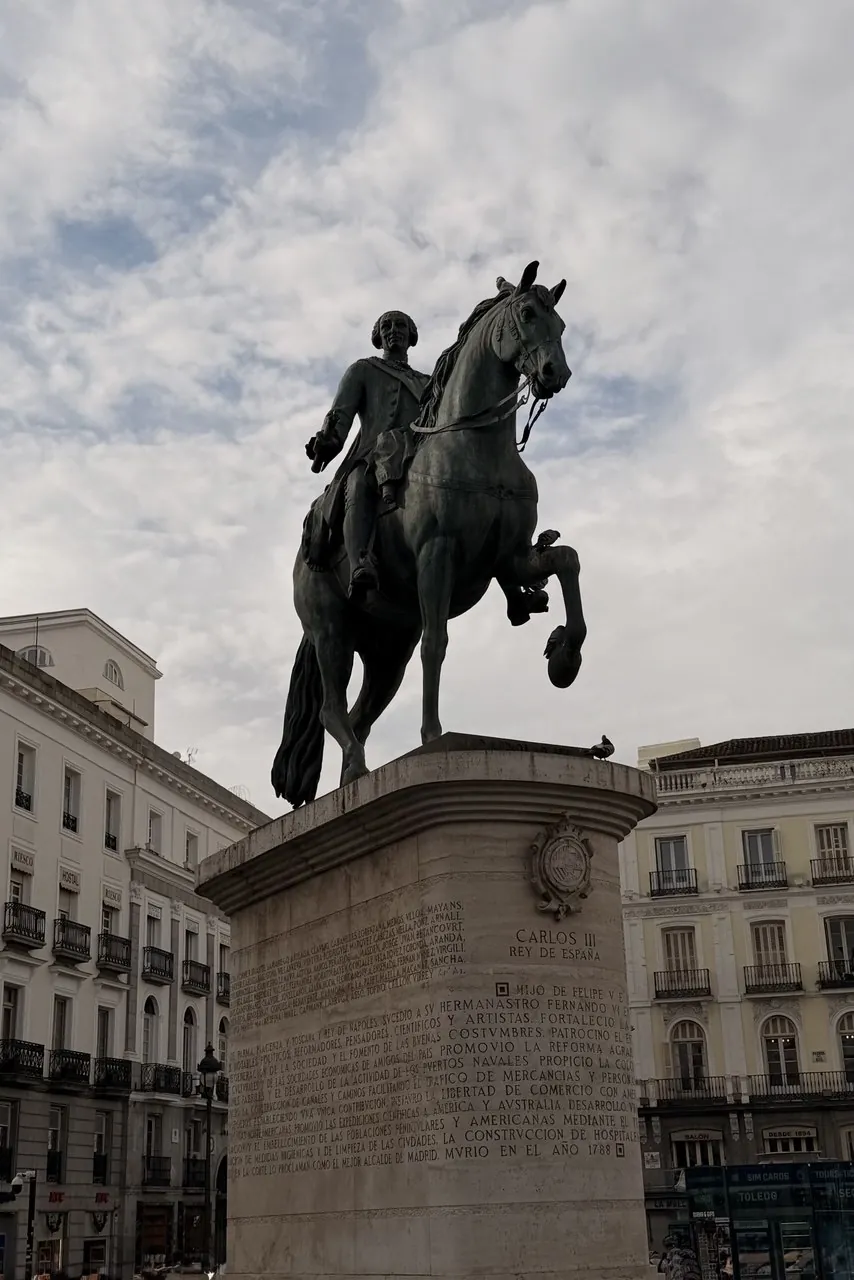 Estatua ecuestre de Carlos III en la Puerta del Sol