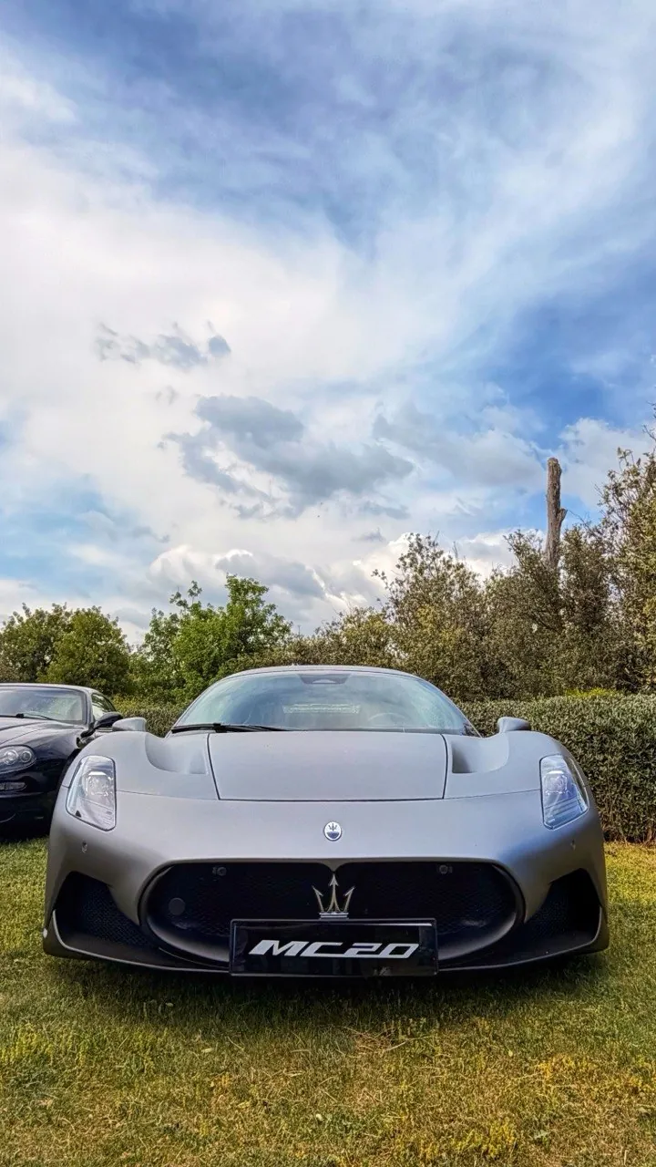 Maserati MC20 gris sobre la hierba