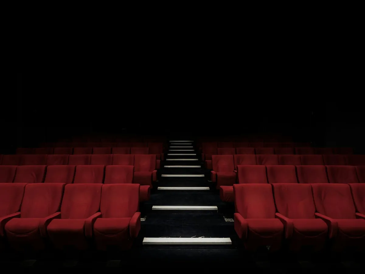 Butacas rojas de una sala de cine vacía