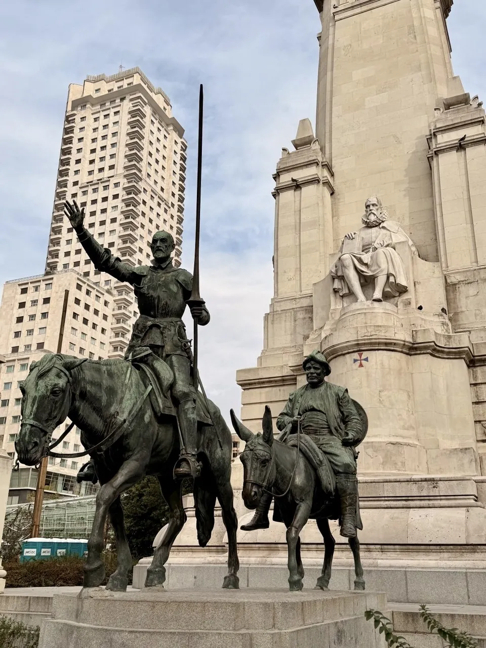 Monumento a Cervantes con Don Quijote y Sancho Panza en la Plaza de España de Madrid