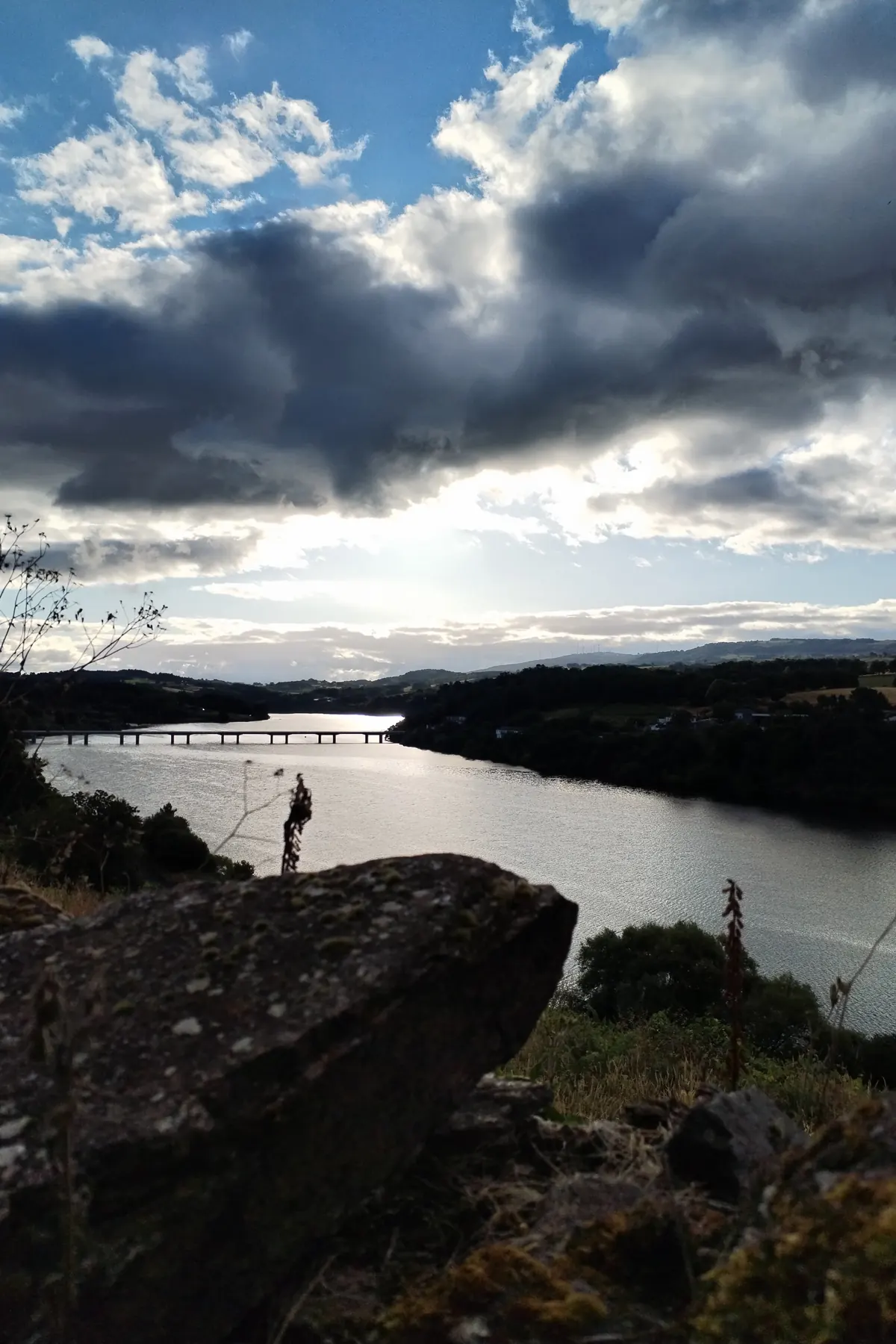 Río de montaña entre rocas
