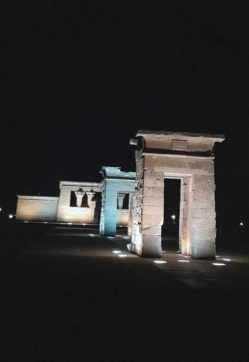 Templo de Debod iluminado de noche en Madrid